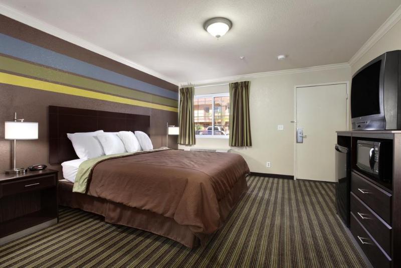 Express Inn & Suites Ontario Exterior photo